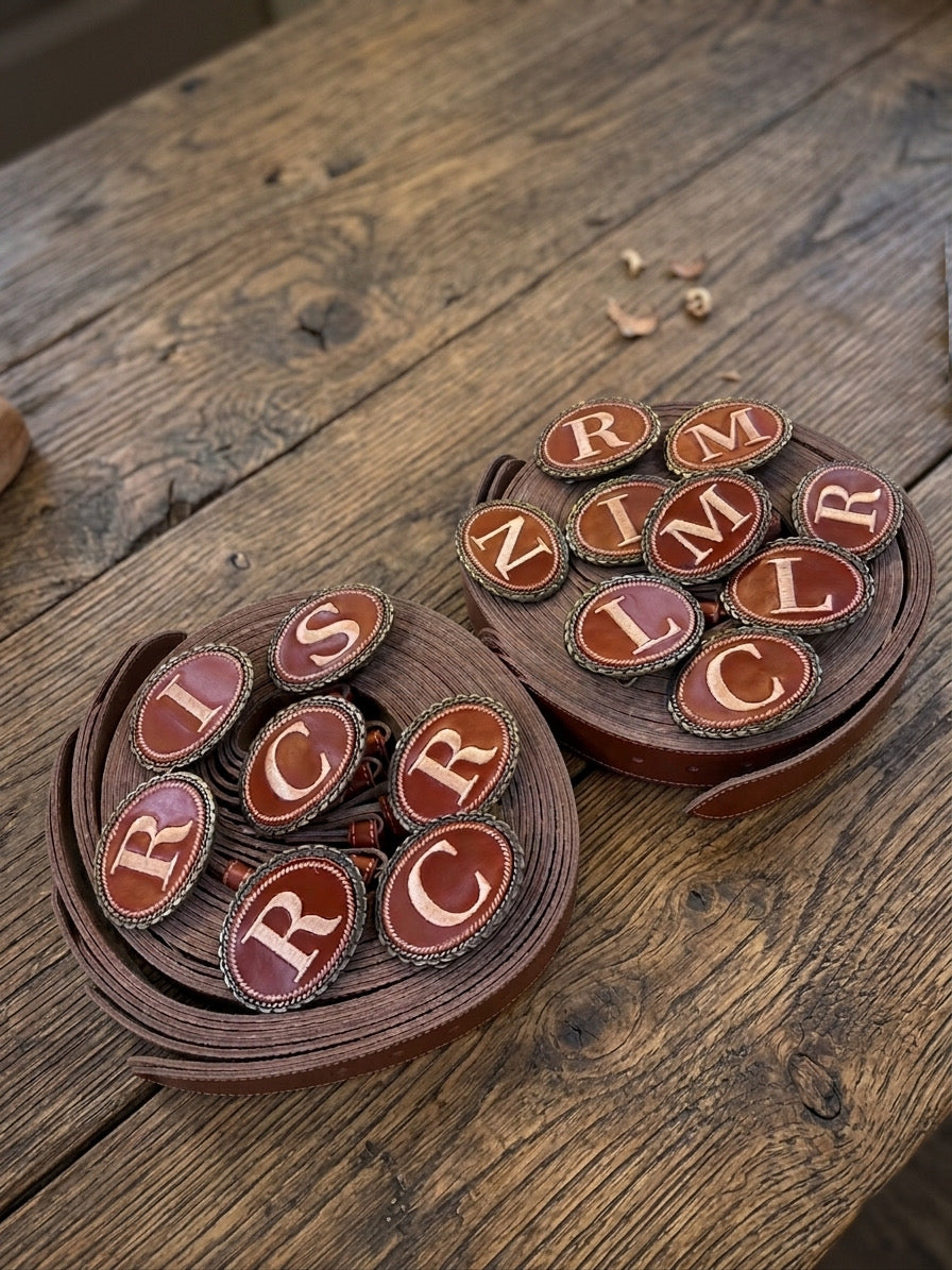 Cinturones de cuero con iniciales