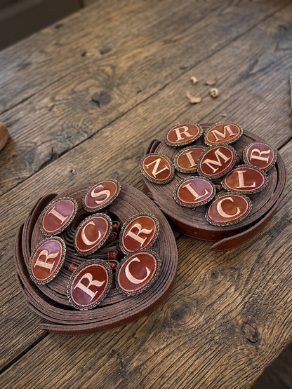 Cinturones de cuero con iniciales