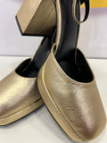 Zapatos de tacón dorados